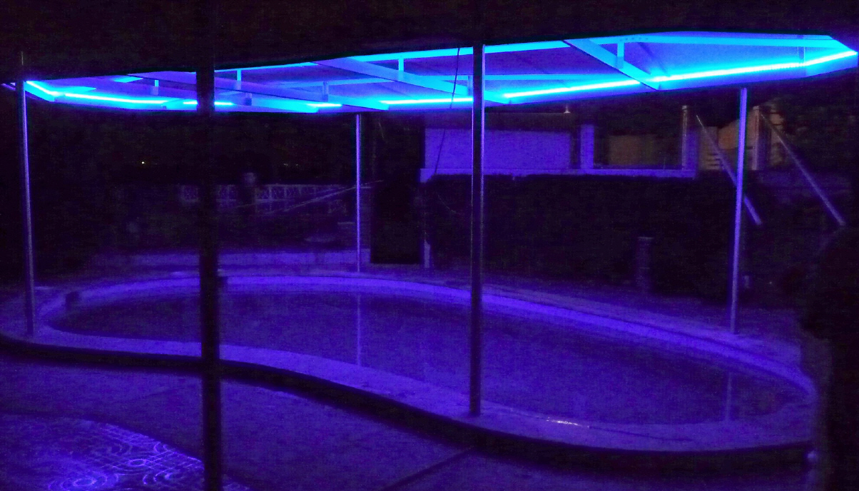 Pool mit Abdeckung bei Nacht