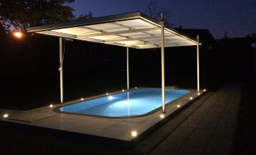 Poolhubdach bei Nacht